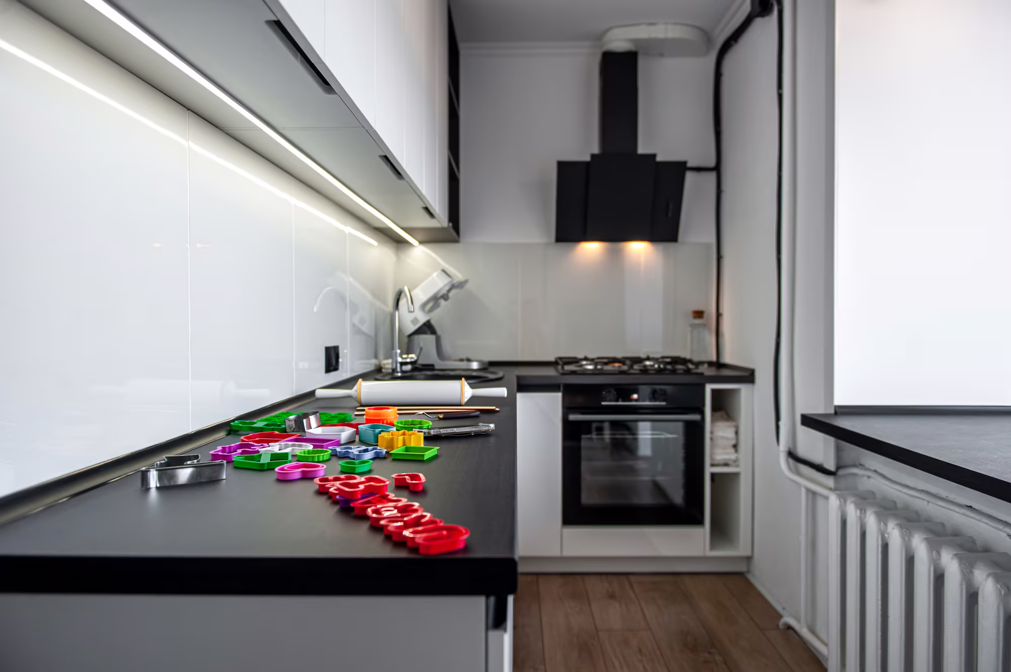 Bucătărie dreaptă de 2,4 m într-un apartament — vedere generală