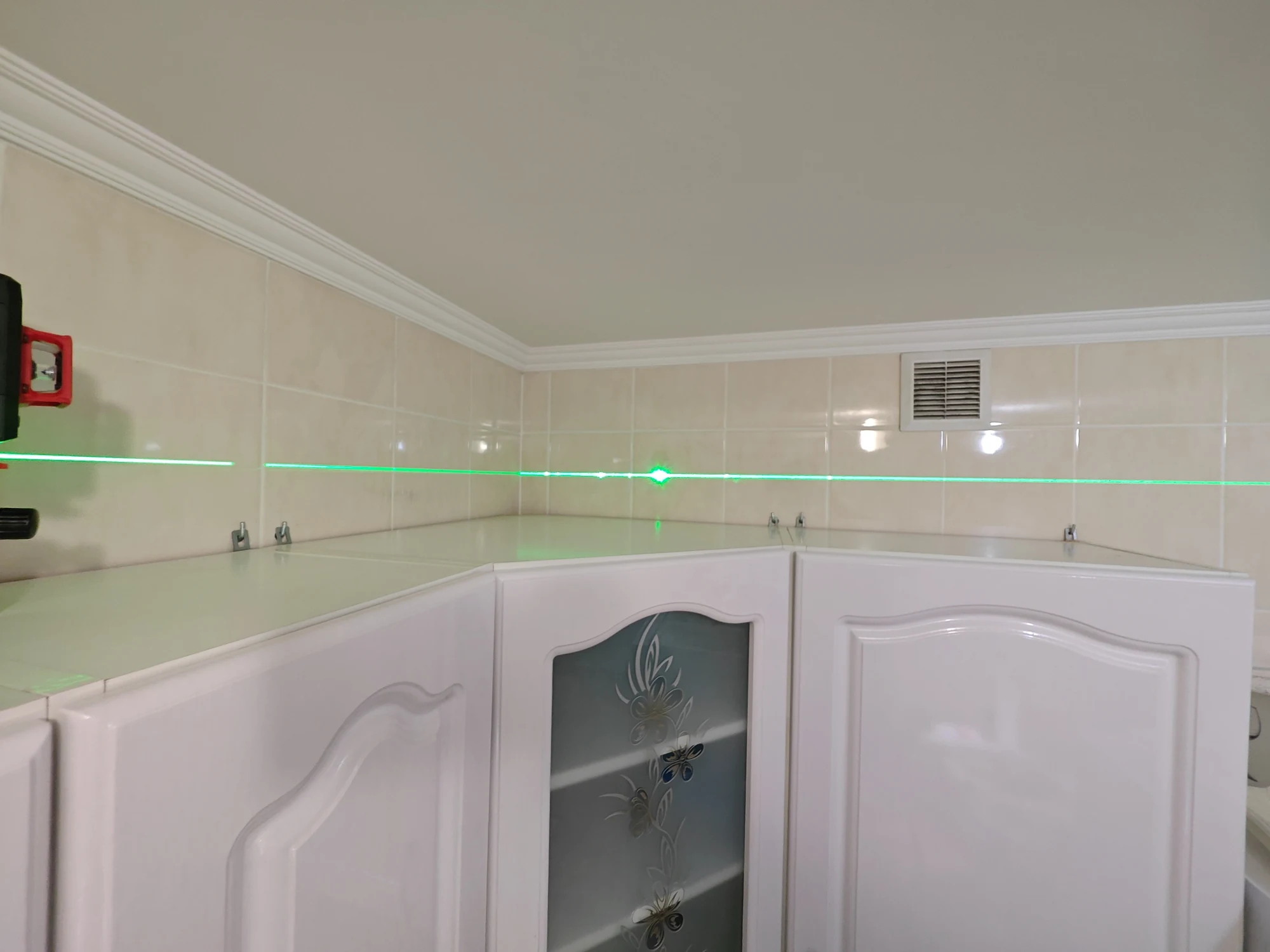 Alinierea rândului superior cu nivela laser.