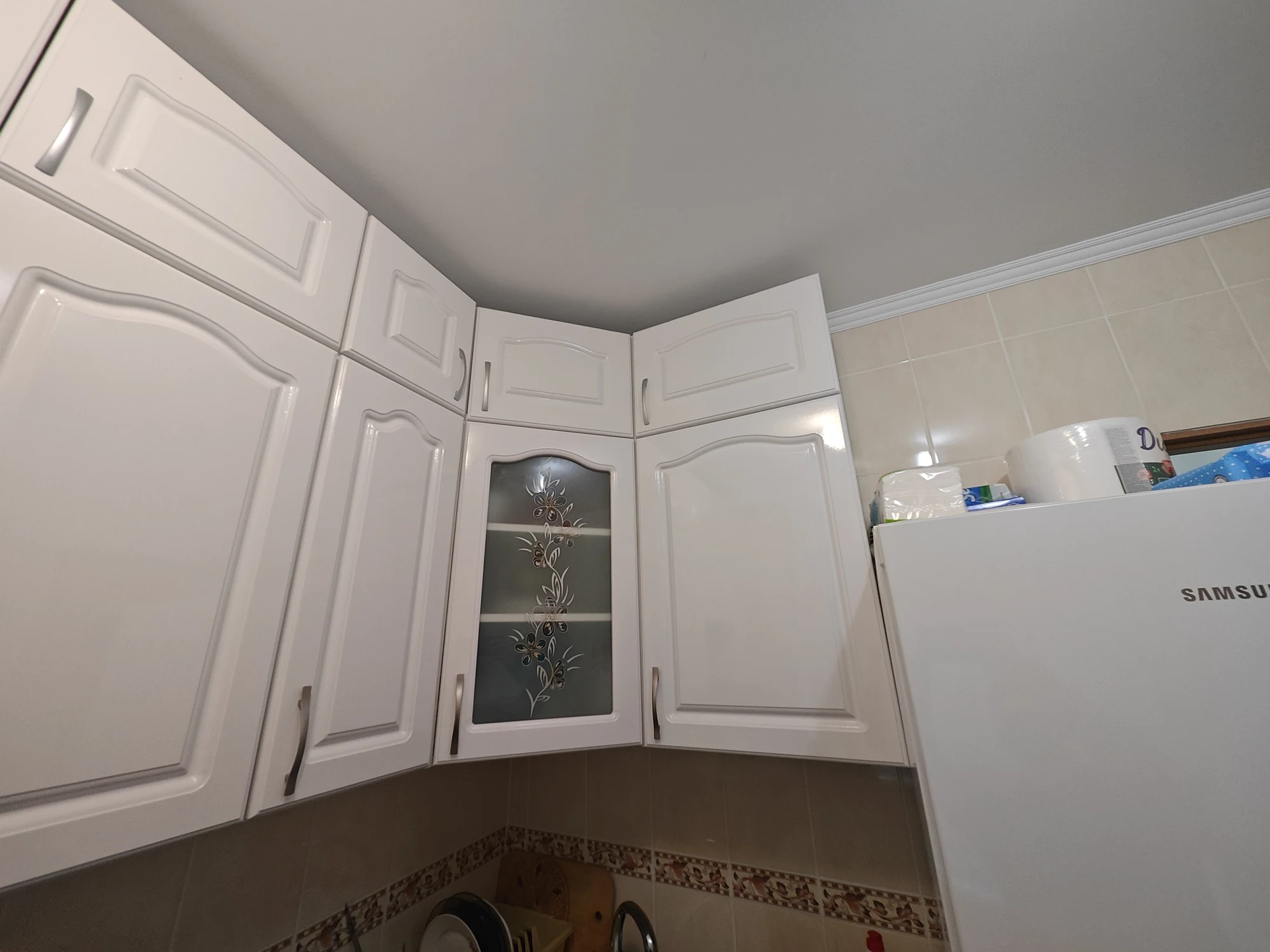 Fronturile continuă modelul bucătăriei și în colț.