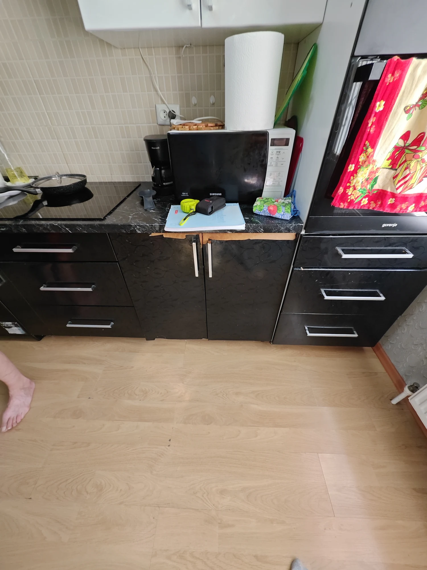 Finisaj lipsă în partea de sus a două uși