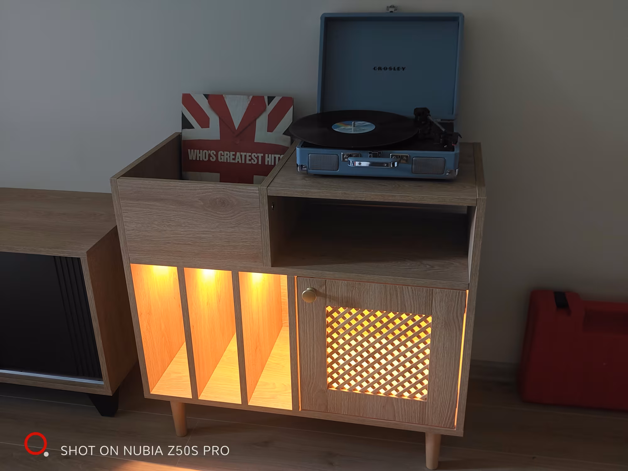 Тумба для винила с LED-подсветкой и проигрывателем Crosley