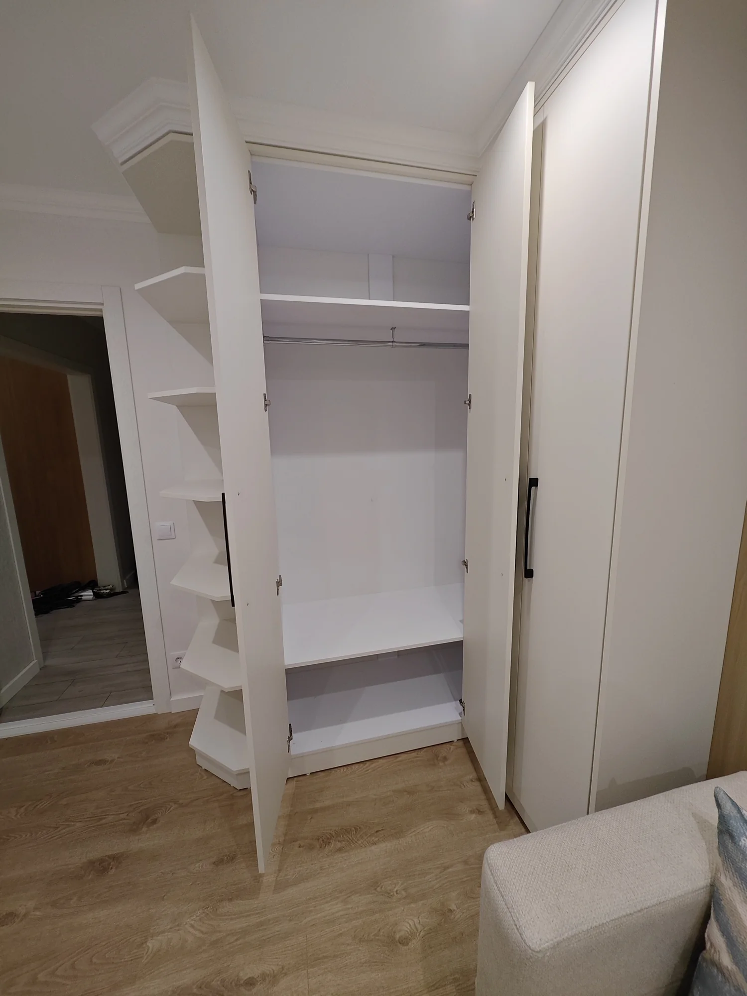 Polițe și bară pentru umerașe în interiorul dulapului
