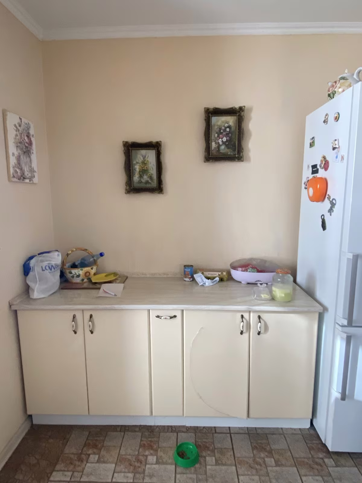 Înainte: folia ruptă pe ușa din dreapta corpului pentru sticle