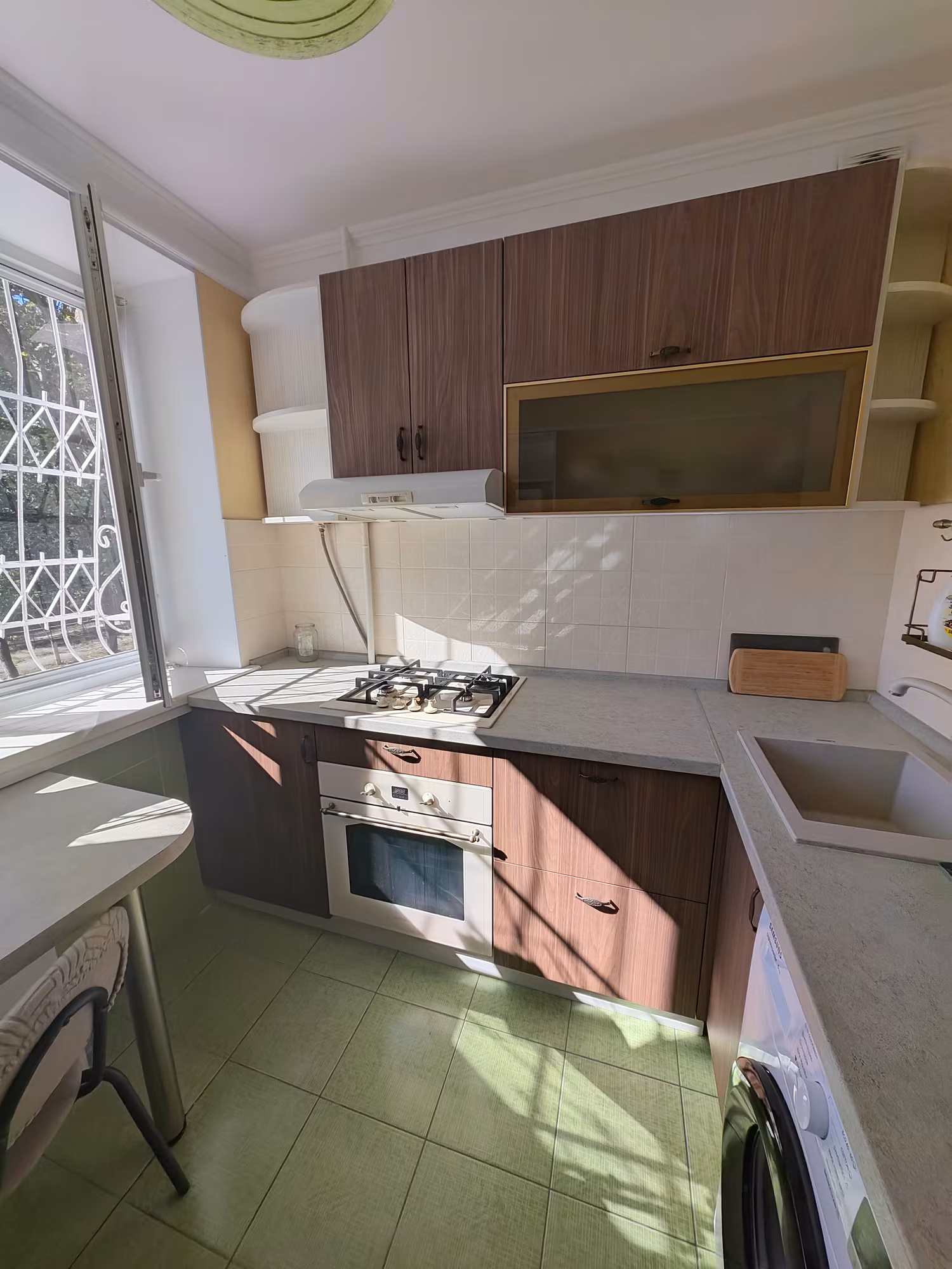 Fațade furniruite decolorate: bucătărie reînnoită cu decor Nuc Lincoln