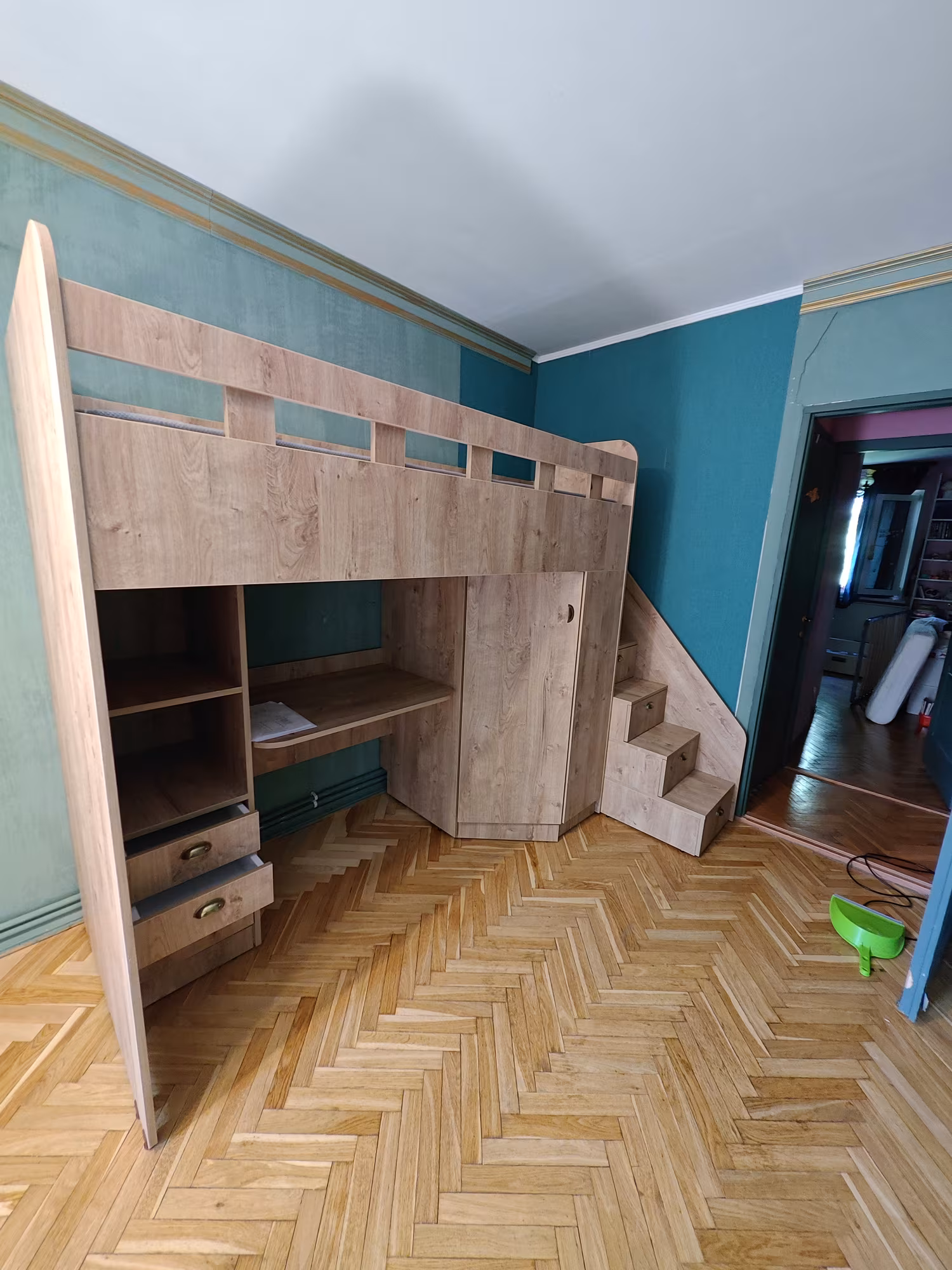 Biroul și dulapul de colț sub patul etajat