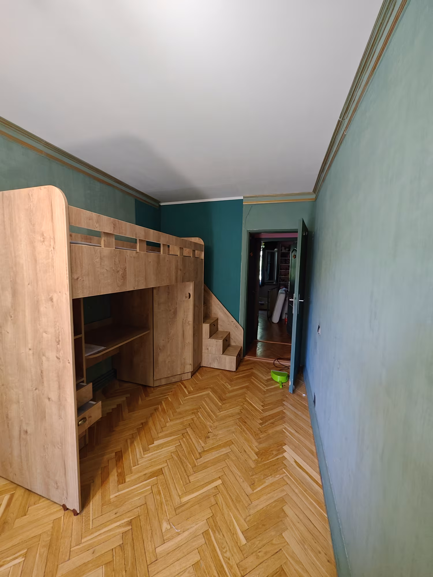 Patul etajat de-a lungul peretelui, scara din sertare în dreapta