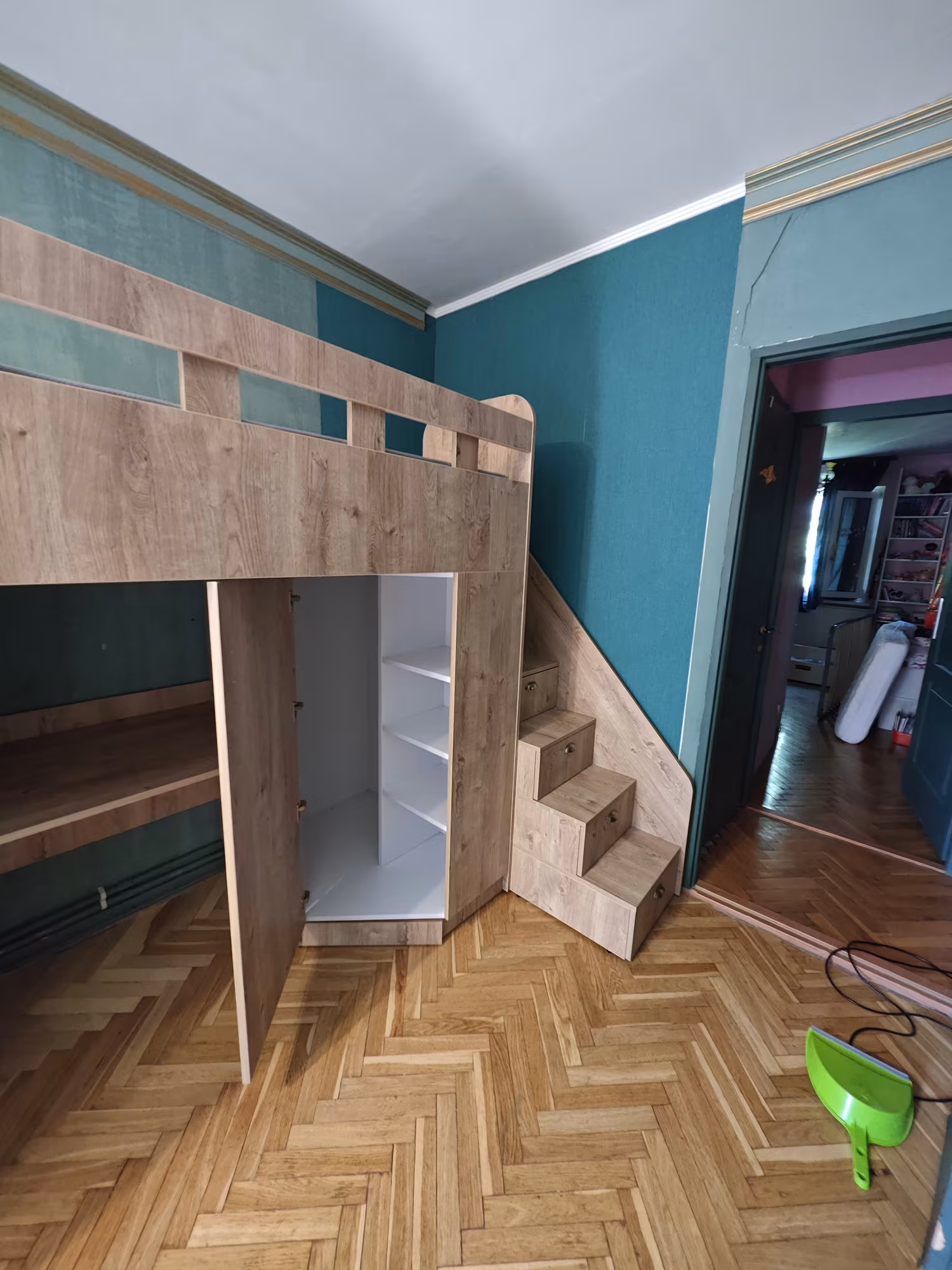 Dulapul de colț deschis — interior alb, bară și rafturi