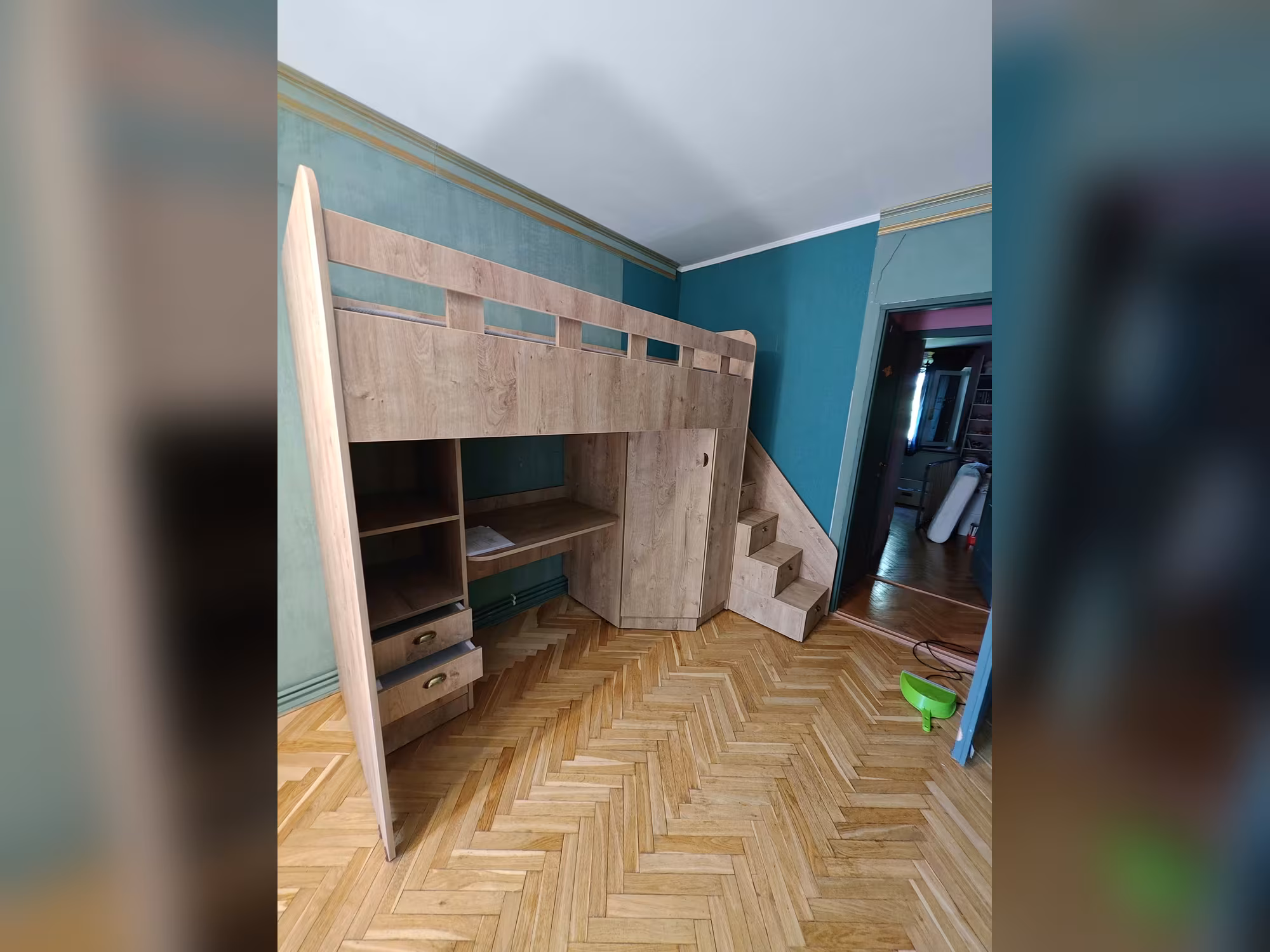 Montat: biroul, dulapul de colț și scara din sertare — ca în model