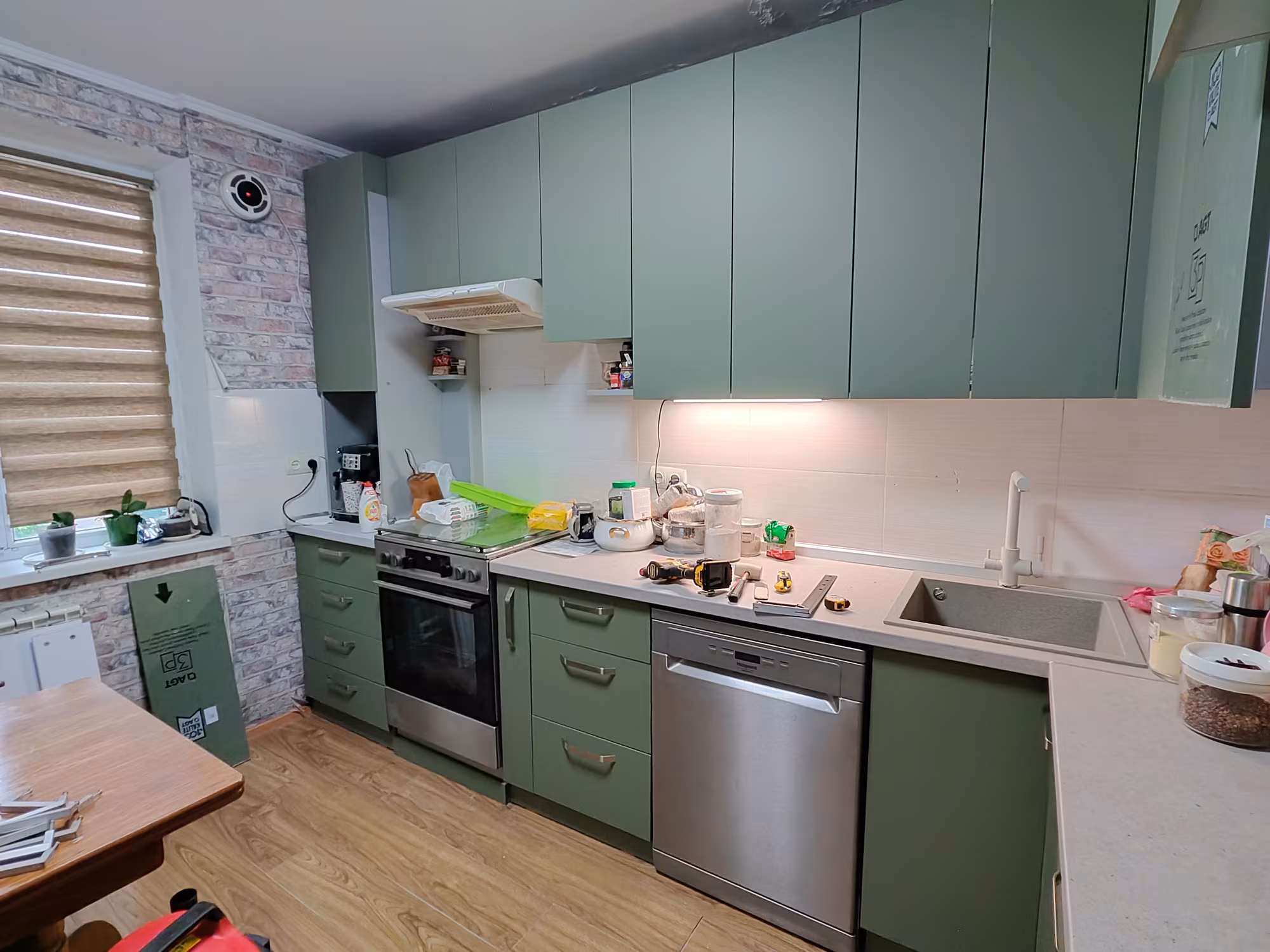 Bucătăria verde după montaj — vedere dinspre fereastră