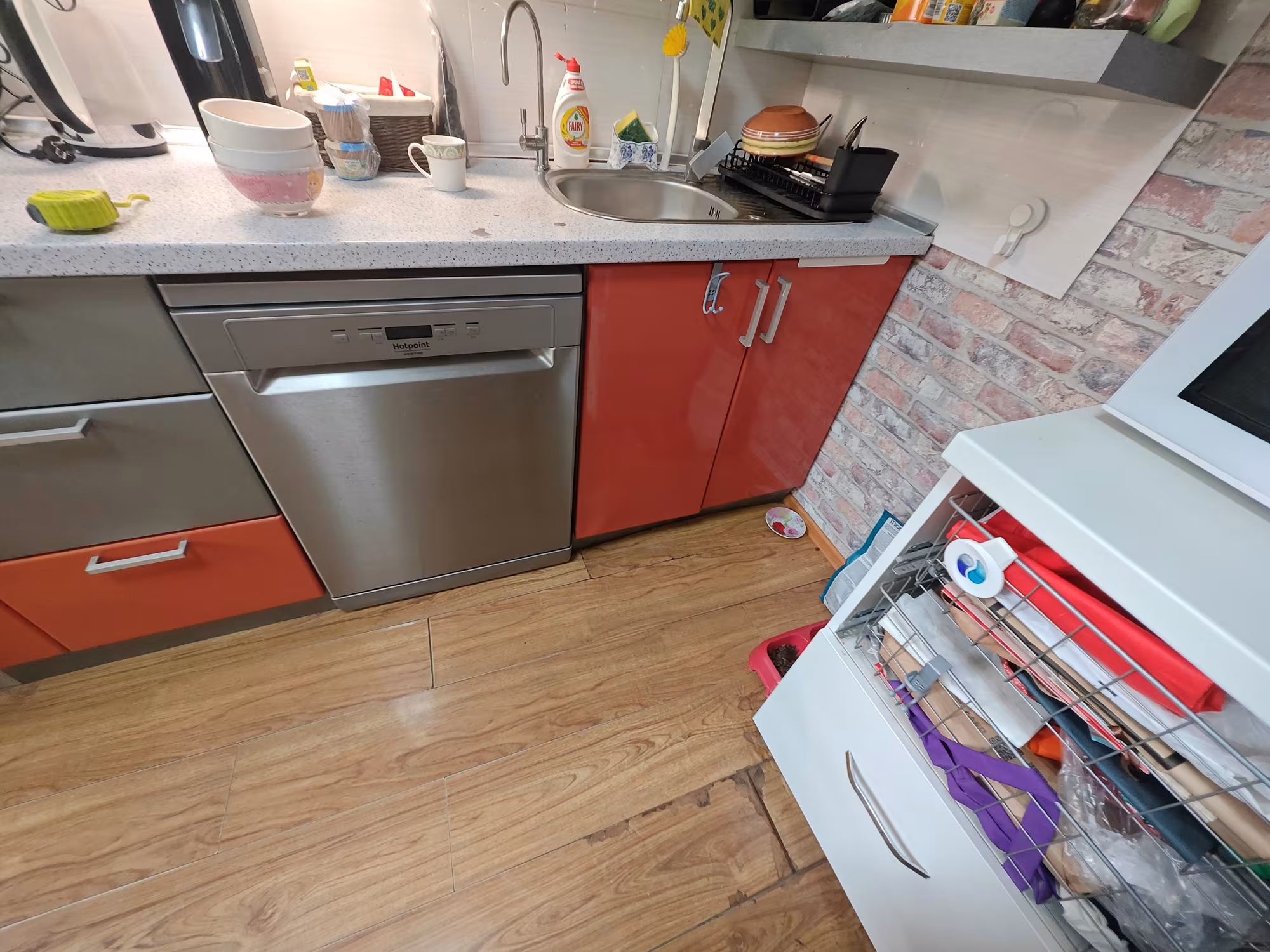 Înainte — colțul de lângă chiuvetă fără mobilier