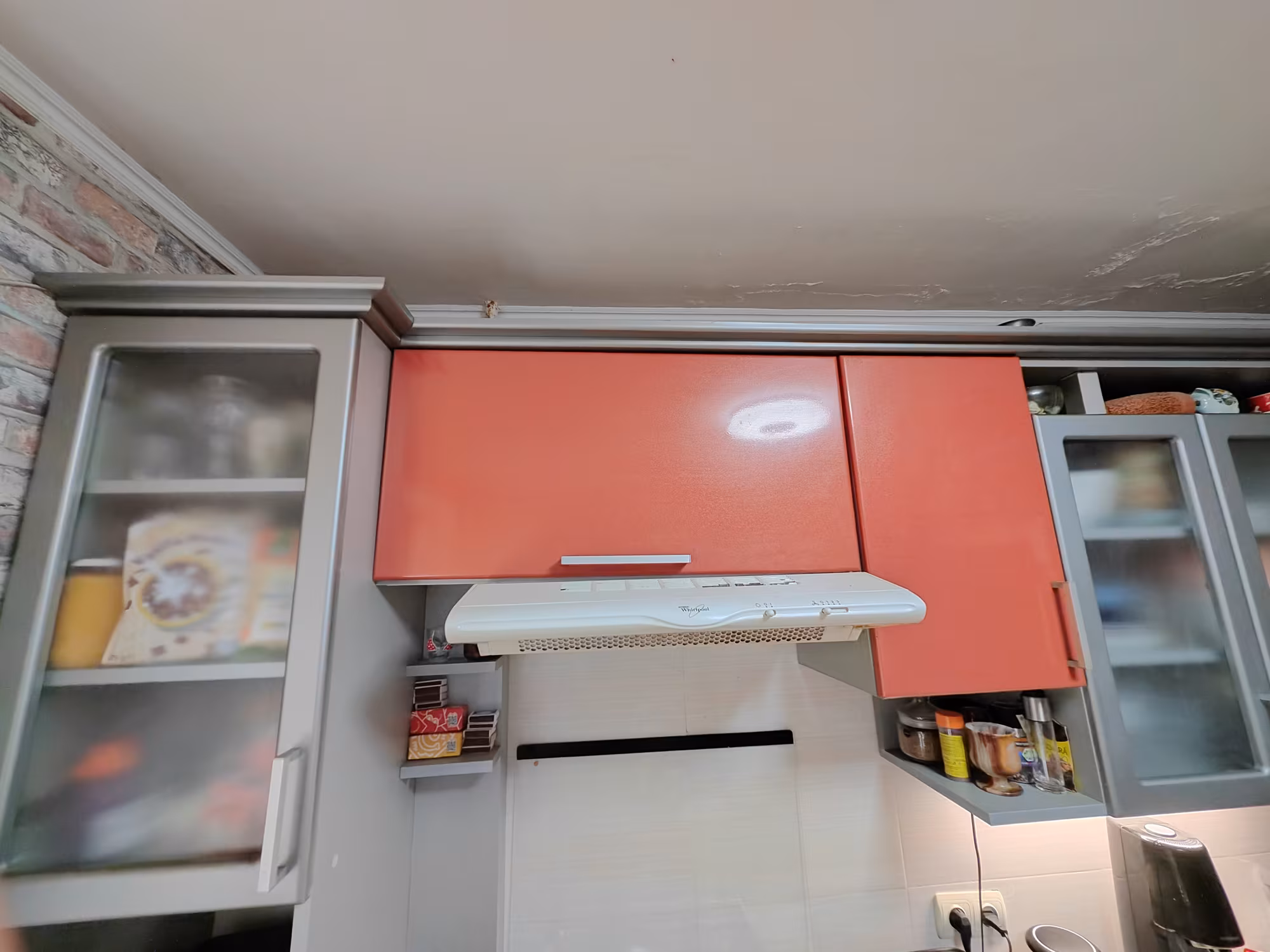 Înainte — fațadele superioare vechi și hota